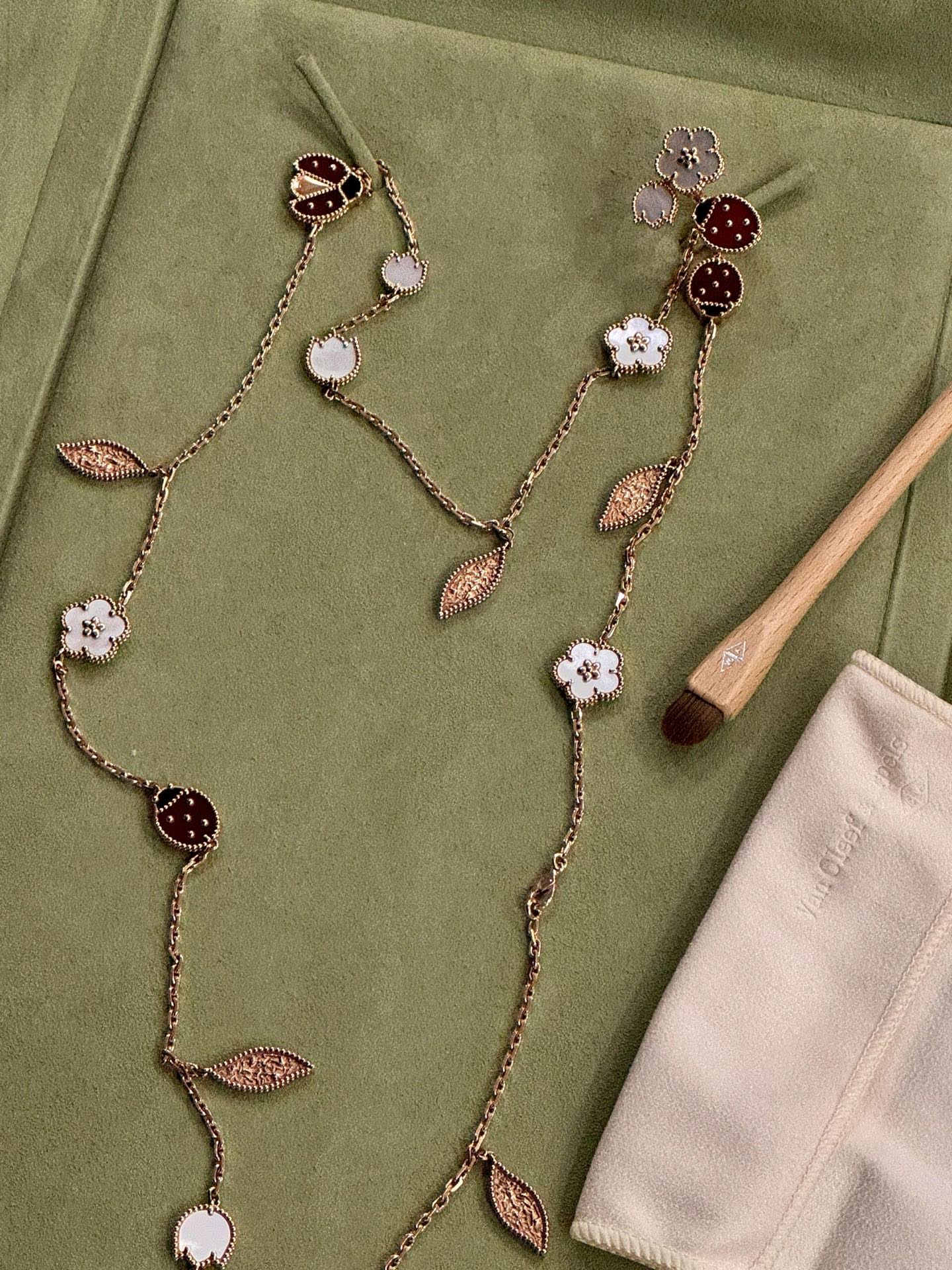 Van Cleef & Arpels floral and leaf necklace